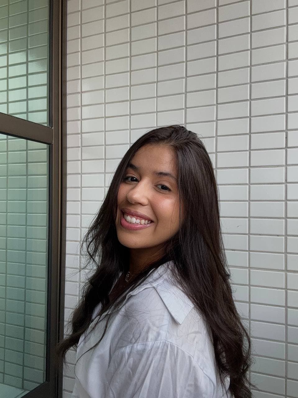 Raylene Souza sorrindo em seu consultório
